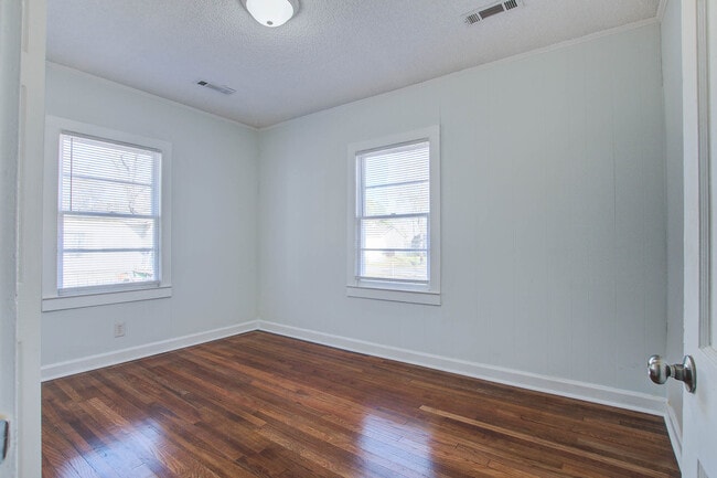 Building Photo - 2615 Warm Ave