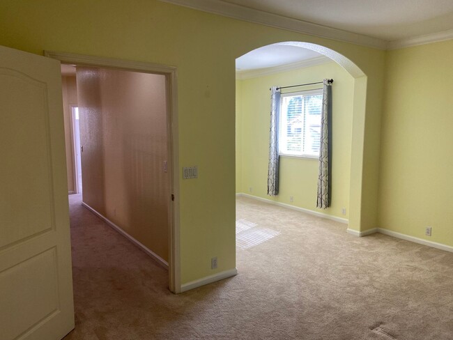 Building Photo - Large 4 bdrm 3 bath in Broadstone