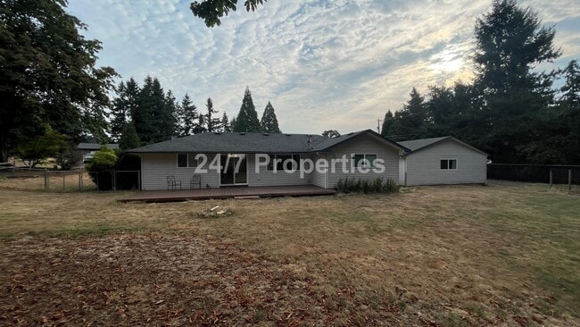 Building Photo - 3 BD | 2 BA Single-Level Home on Sprawling...