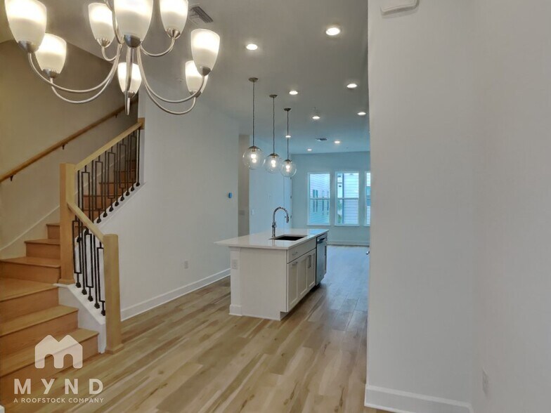 Building Photo - 2225 Valentine Aly