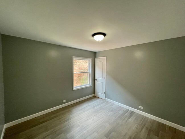 Building Photo - Newly Renovated 2-bed 2-bath - In Unit Lau...