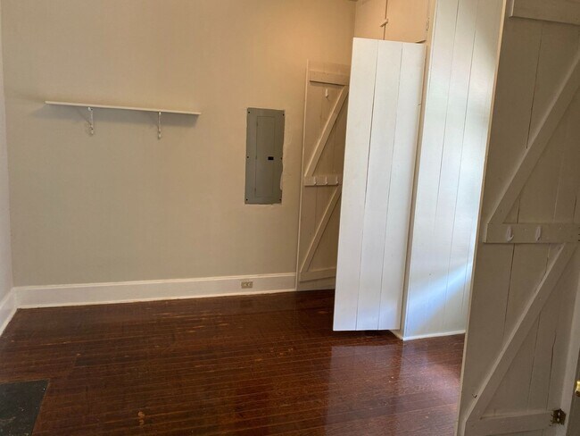 Building Photo - Off Street Parking on Park Ave-Available A...