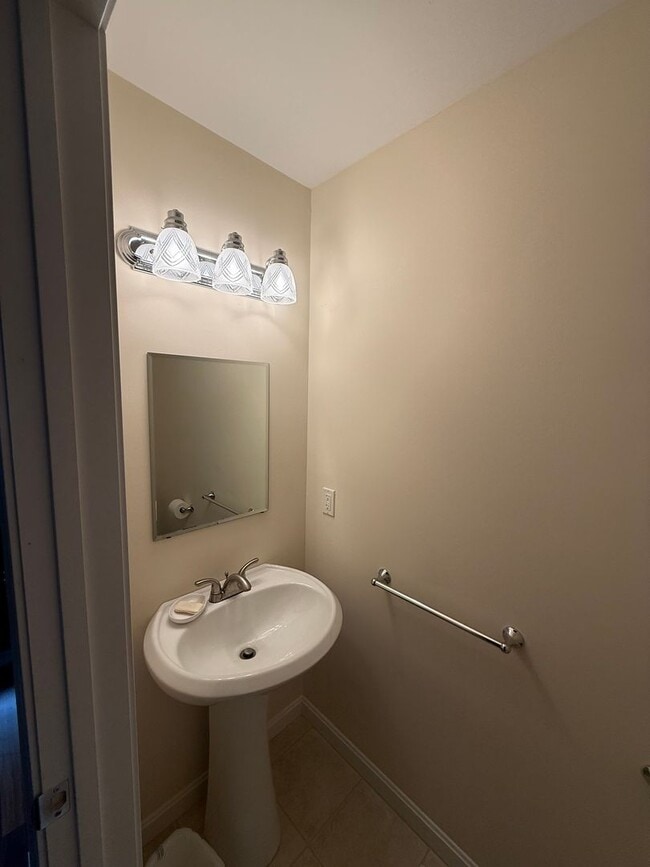 Building Photo - Furnished 2 Bedroom Condo Available for 1 ...