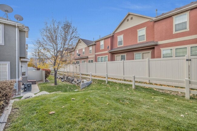 Building Photo - 1503 N August Dr