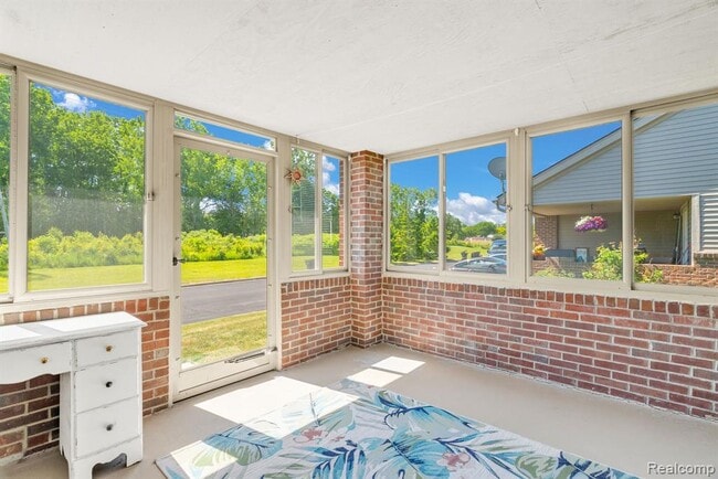 Building Photo - 42682 Park Cresent Dr