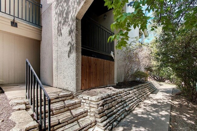 Building Photo - 6910 Hart Ln