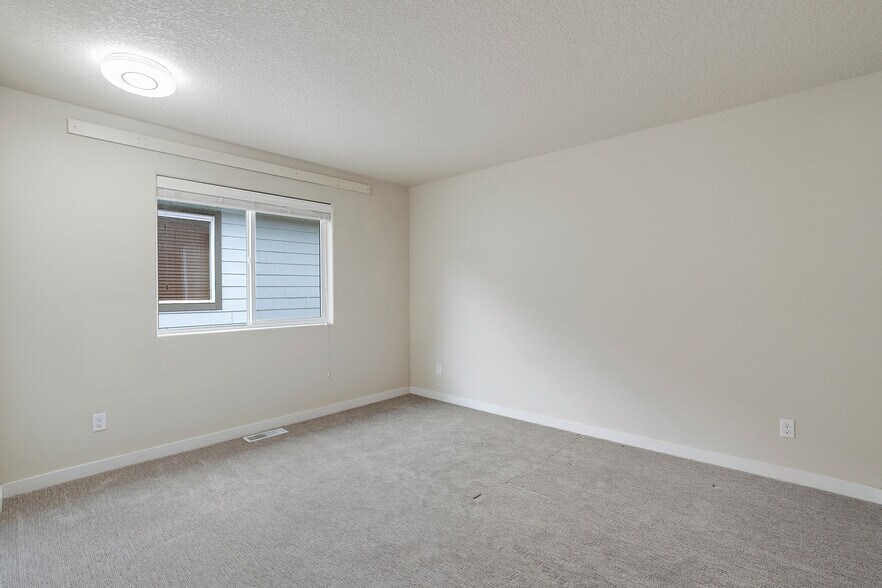 Building Photo - 28616 Greenway Dr