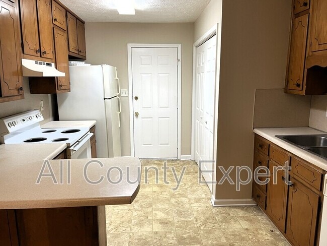 Building Photo - 1042 Chestnut Oak Ct NE