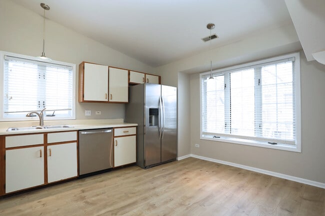 Building Photo - 573 W Parkside Dr