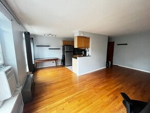 Building Photo - Spacious Updated 1 Bed / 1 Bath in Prime Rogers Park Location – In-Unit Laundry!