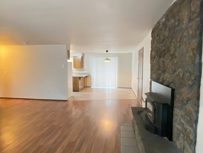 Building Photo - 3 bedroom 2 Bath home - Knoll Heights - Gr...