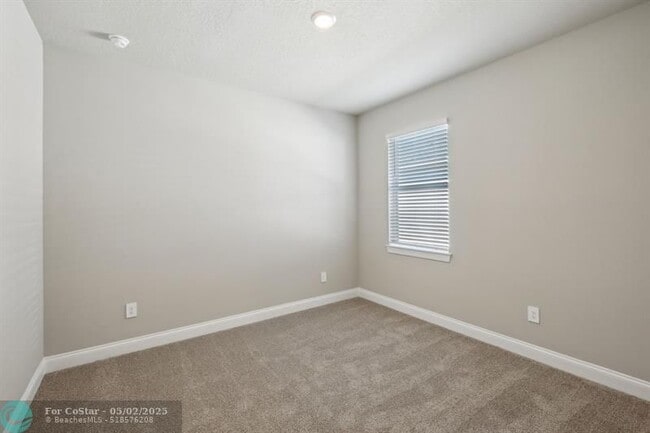 Building Photo - 9041 Dahlia Cir