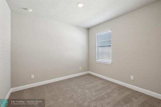 Building Photo - 9041 Dahlia Cir