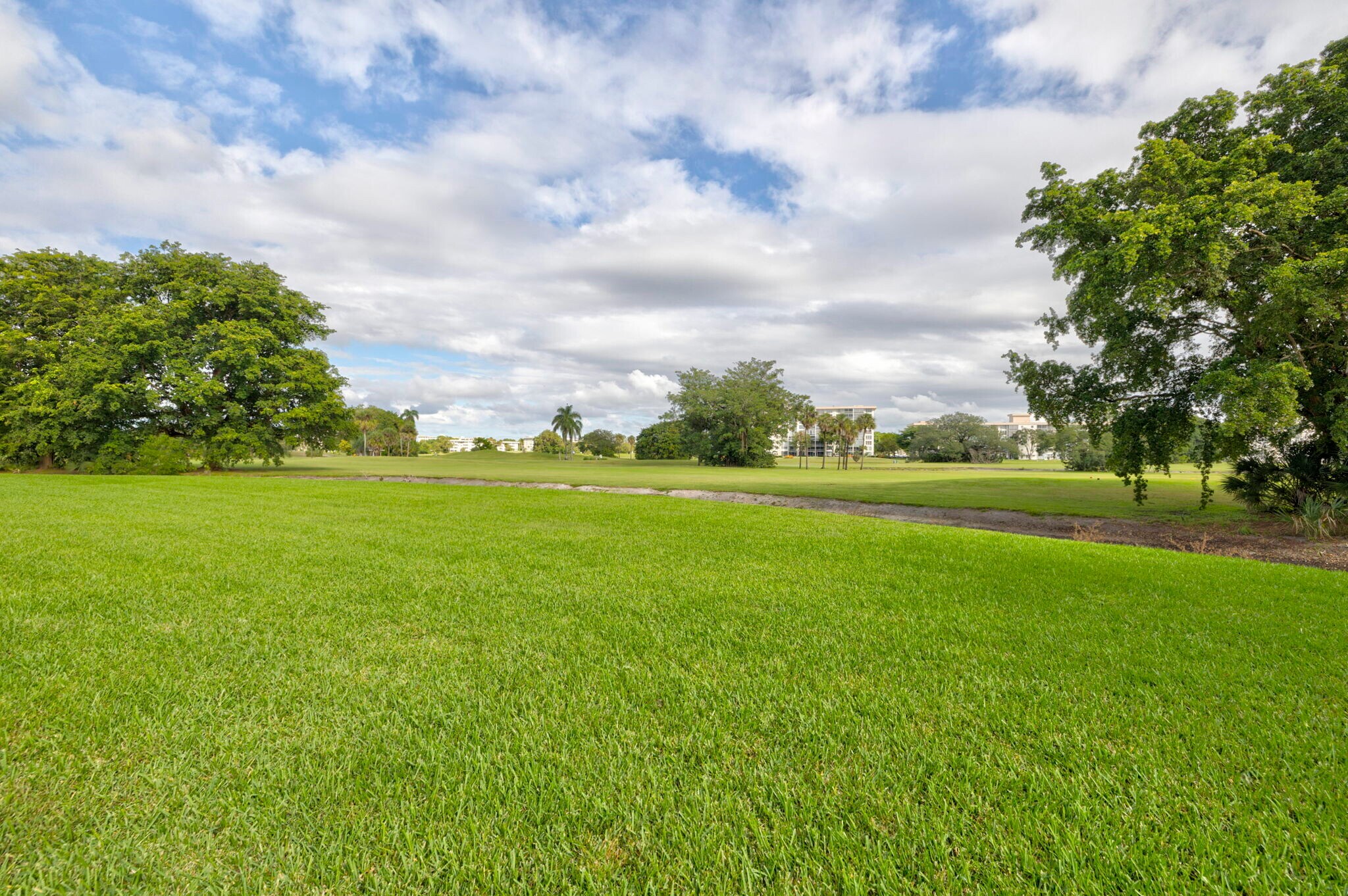 Building Photo - 2851 S Palm Aire Dr