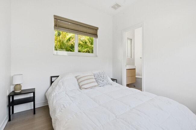 Building Photo - 950 S Shore Dr