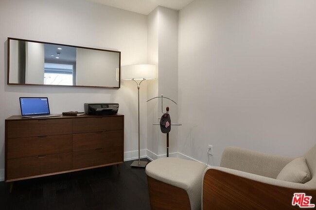 Building Photo - 450 N Palm Dr
