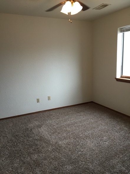 Bedroom - 1932 E Lindsey St