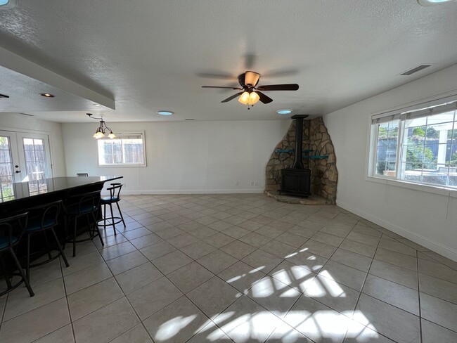 Building Photo - Country Property - ALL UTILITIES INCLUDED