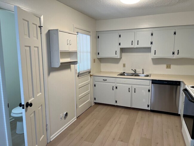 Building Photo - 717 A Grove Avenue, Raleigh- Bev Roberts R...