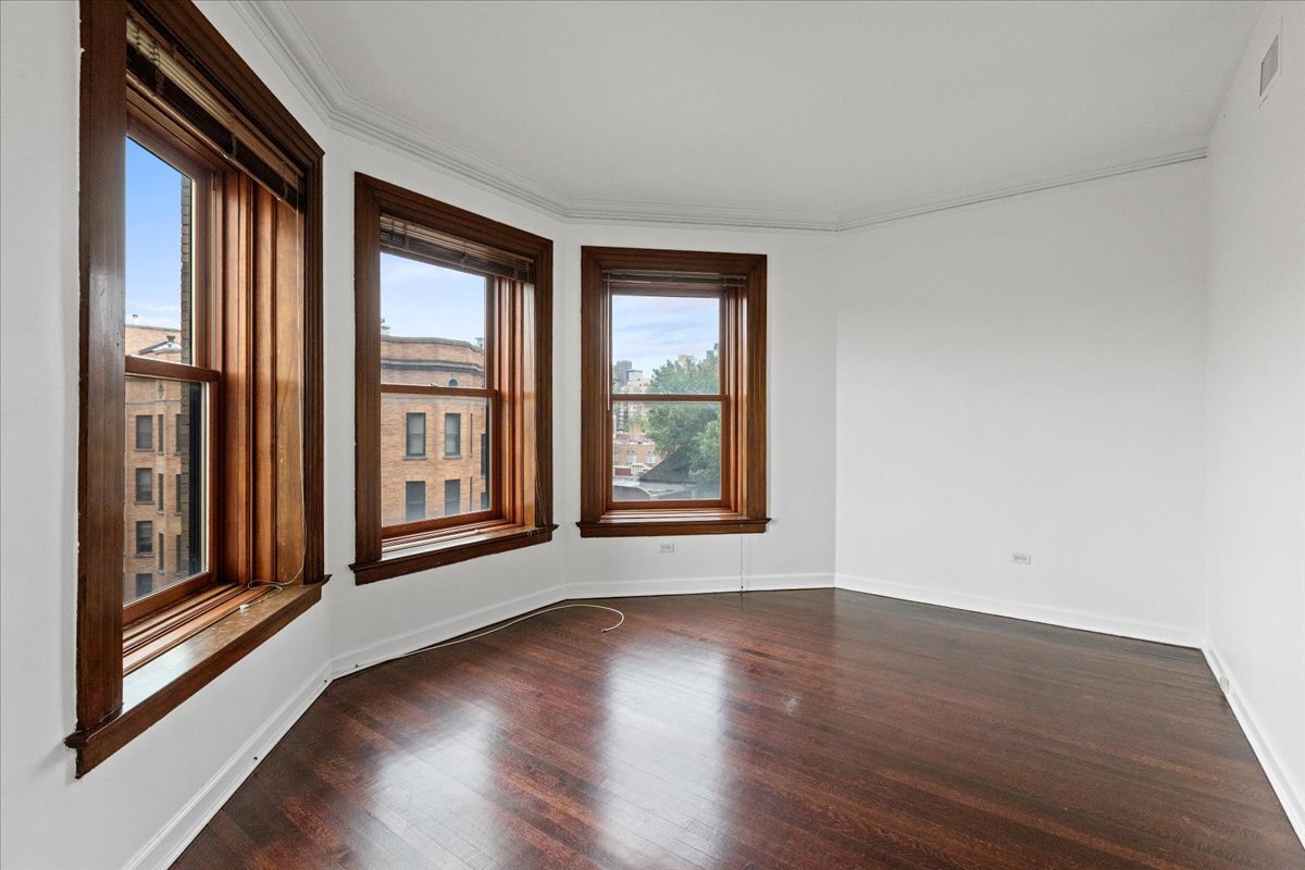 Building Photo - 559 W Surf St