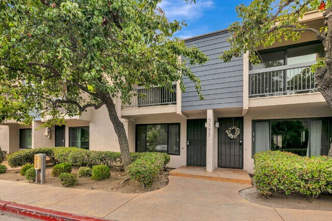 Building Photo - Stunning Bay Ho Townhome with Resort-Style...