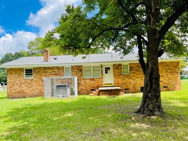 Building Photo - ADORABLE BRICK RANCH IN LAGRANGE *3 BR, 1 BA* NEWLY RENOVATED