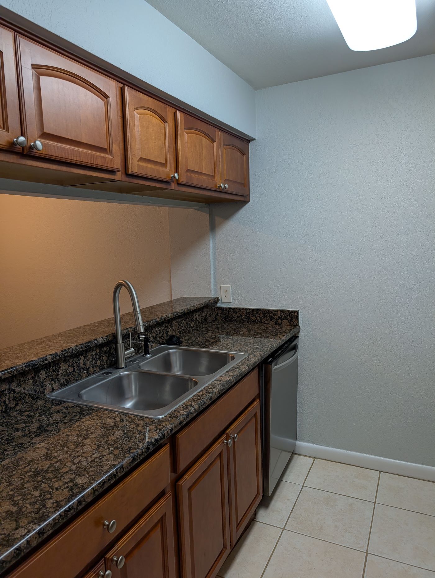 Kitchrn - granite tops - 5440 S Macdill Ave