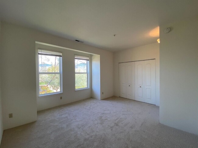 Building Photo - Bright and charming two bedroom townhome i...