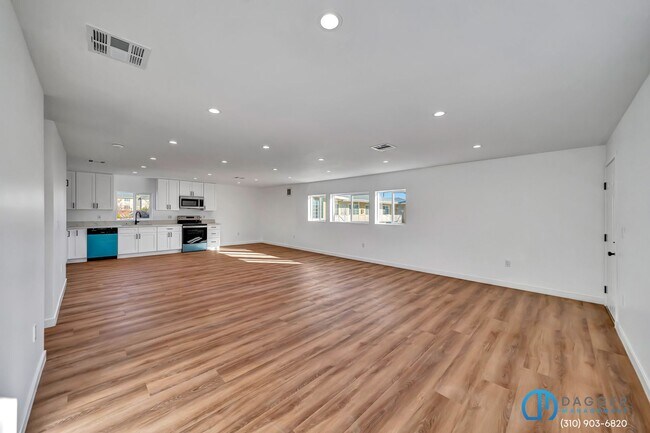 Building Photo - 11845 Hamlin St