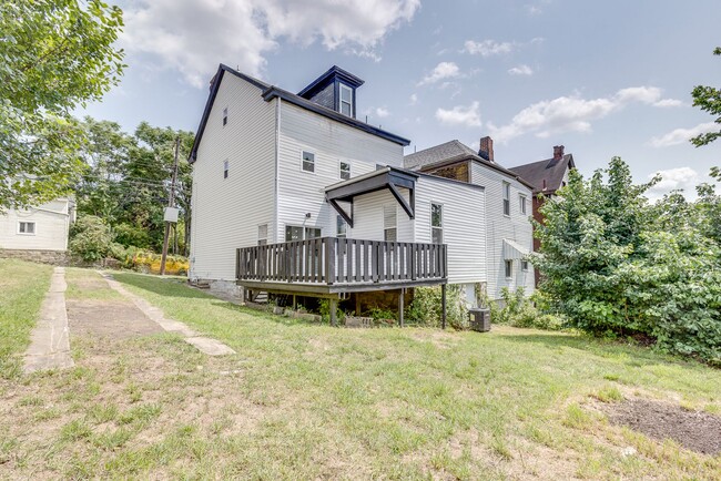 Building Photo - 19 Allen St