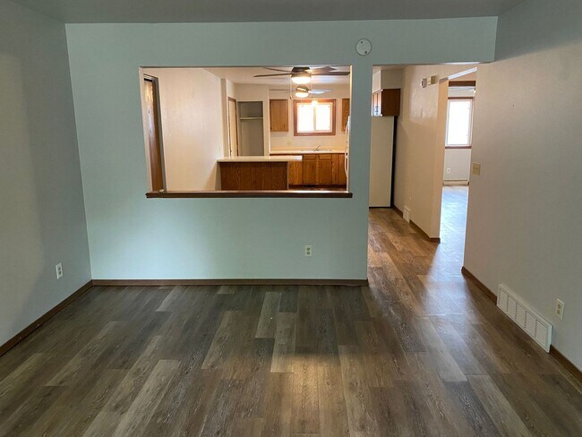 Building Photo - 608 N Walnut Ave