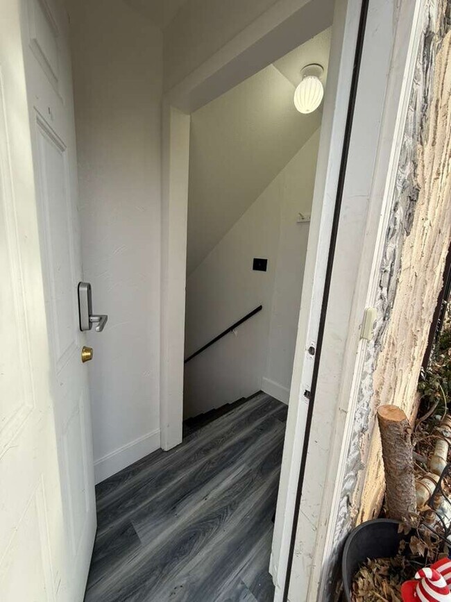 Building Photo - 706 E Stuart St