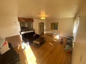 Building Photo - Two Bedroom Apartment Centrally Located on 24th and W 2nd Ave