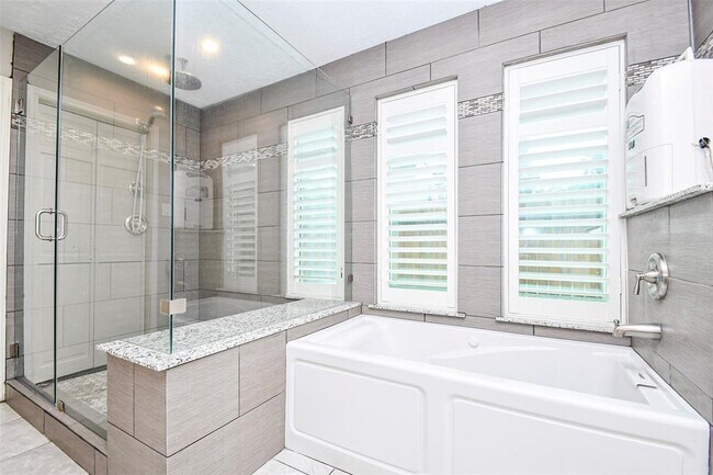 Building Photo - 811 Sugar Plum Cir