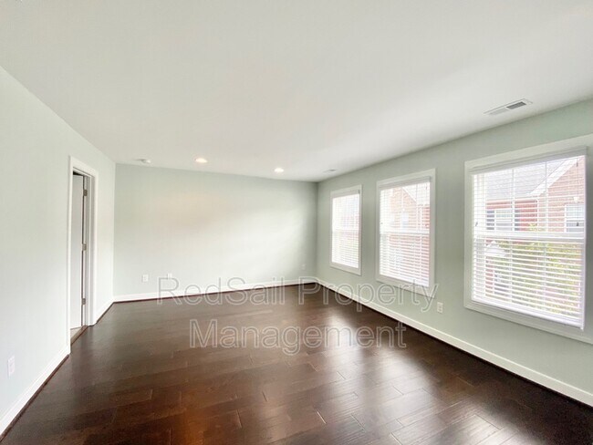 Building Photo - 4808 Village Walk