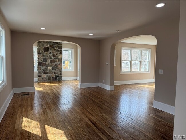 Building Photo - 156 Oswego St