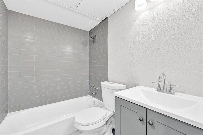 Building Photo - 6410 Del Monte Dr
