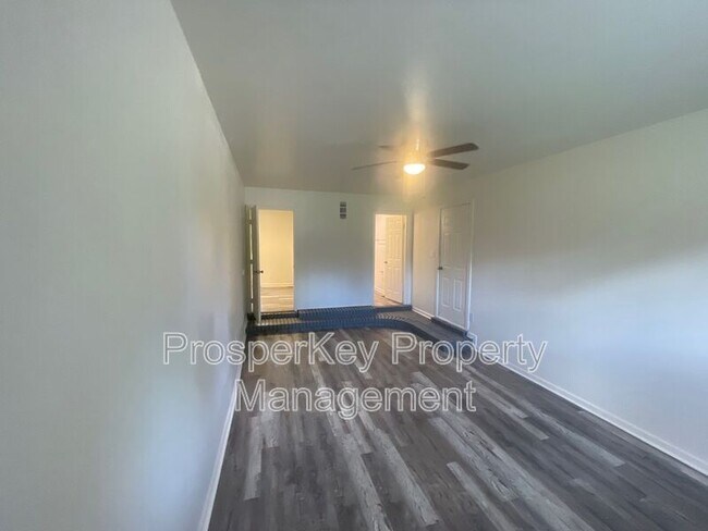 Building Photo - 246 Pinetree Cir