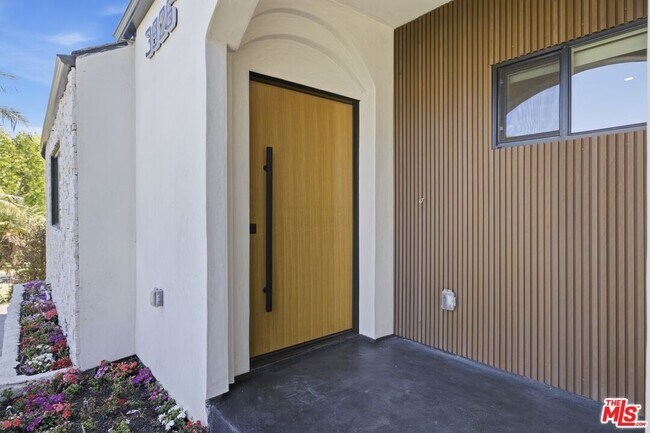 Building Photo - 3926 S Ridgeley Dr
