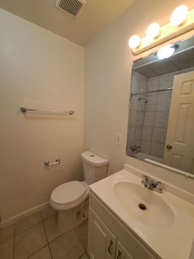 Building Photo - 2221 S Poppy Ave