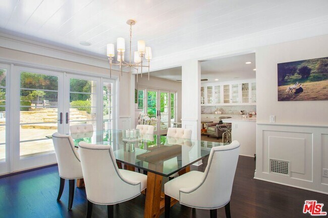 Building Photo - 1515 N Doheny Dr