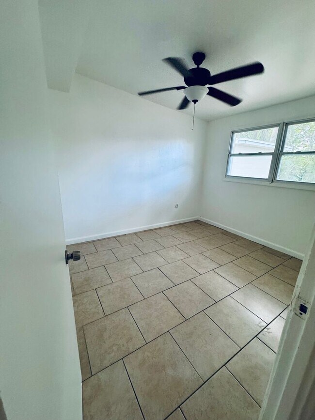 Building Photo - For Rent – 4 Bedroom Single Family Home in Pinellas Park, FL