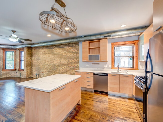 Building Photo - 7020 N Paulina St