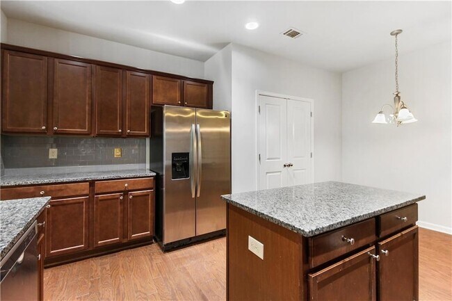 Building Photo - 5090 Breezewood Cir