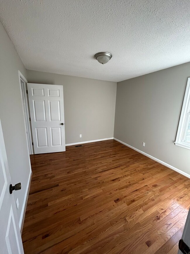 Building Photo - 609 Dunbar St