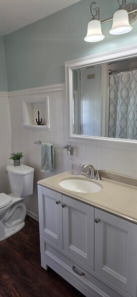 Main Bathroom - 2003 Arbor Ln