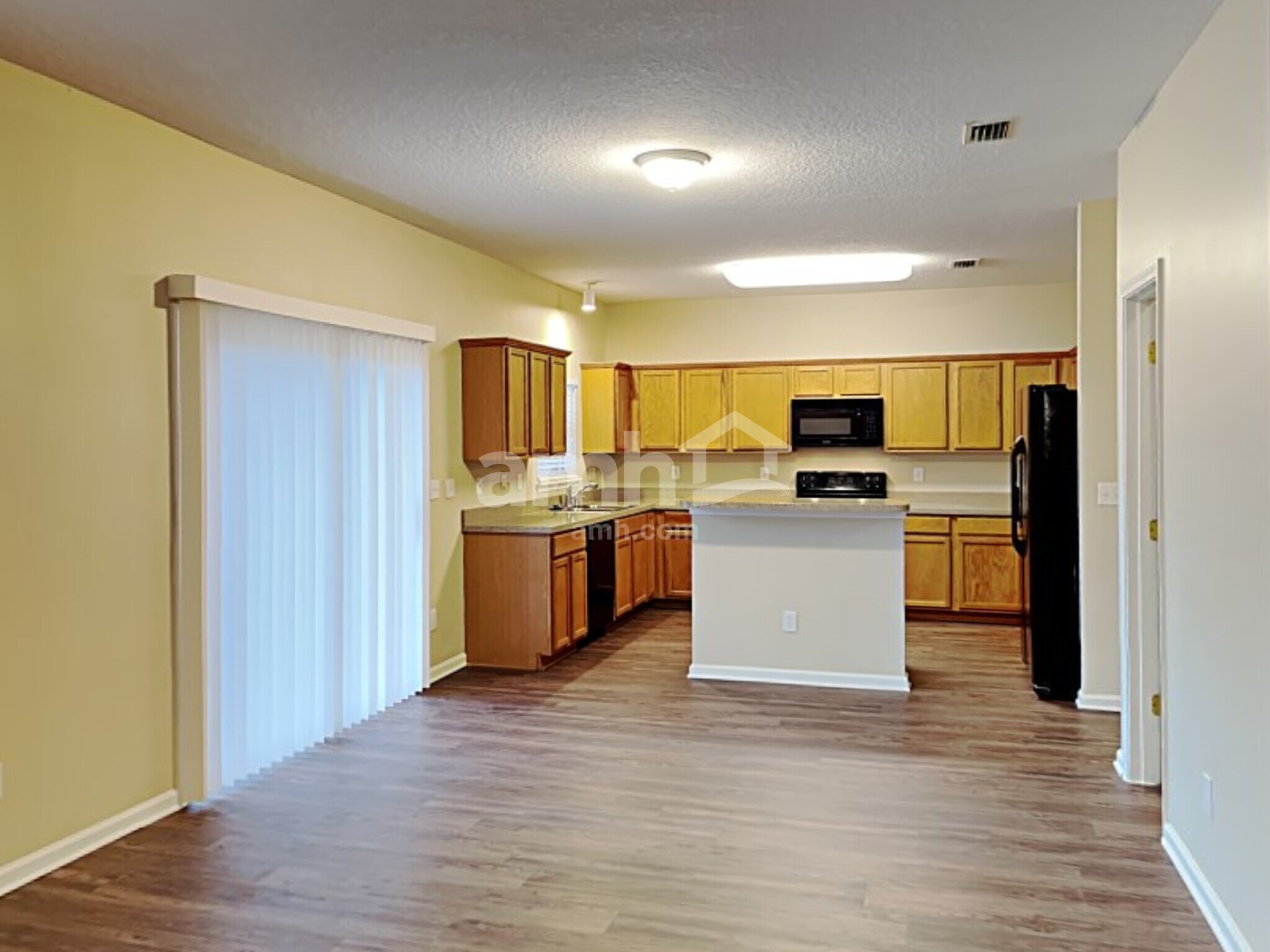 Building Photo - 456 Evergreen Way
