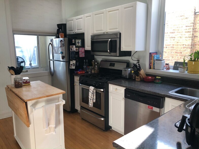 Building Photo - 1427 W Berwyn Ave