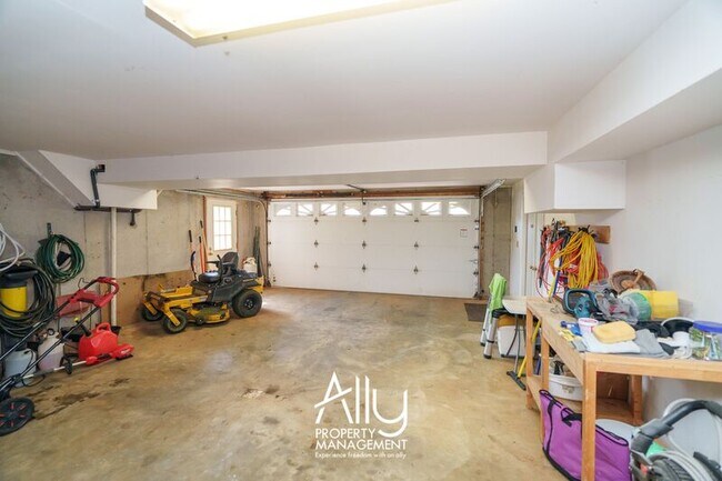 Building Photo - 2733 Southern Hills Ct