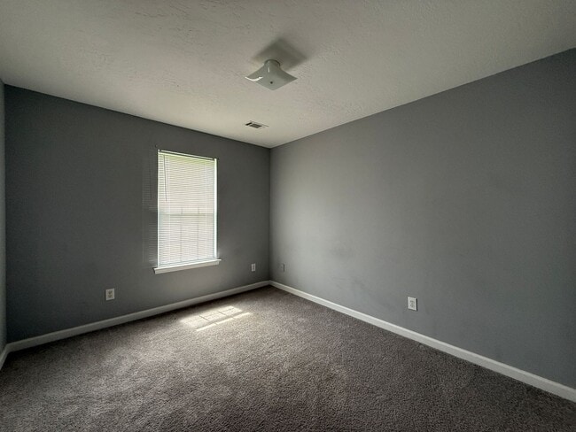 Building Photo - 3 bed, 2 bath home with back yard and one ...